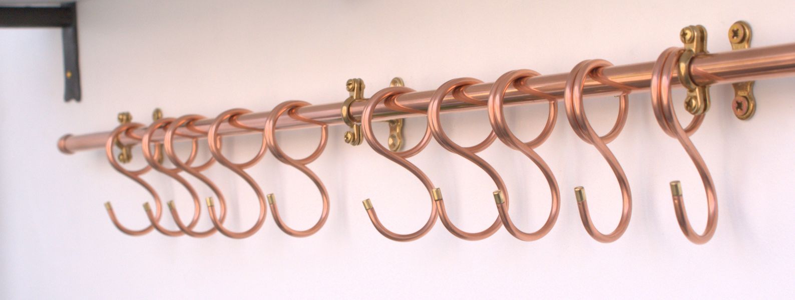Sleek 36-inch copper kitchen rack with 10 contemporary hooks